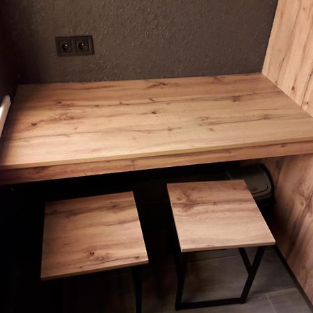 Full House Capsule Hostel Rivne Exterior foto A table made of wood