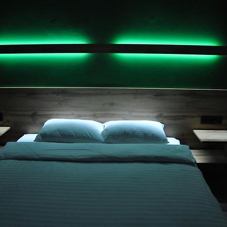 Full House Capsule Hostel Rivne Exterior foto A room at the hotel