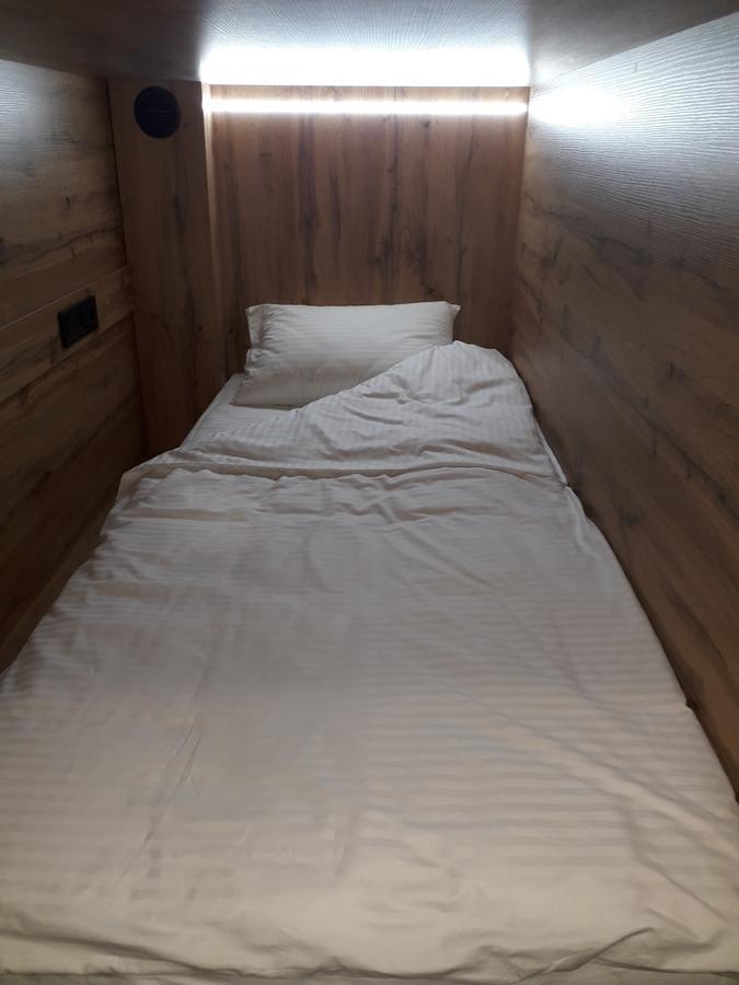 Full House Capsule Hostel Rivne Exterior foto A futon