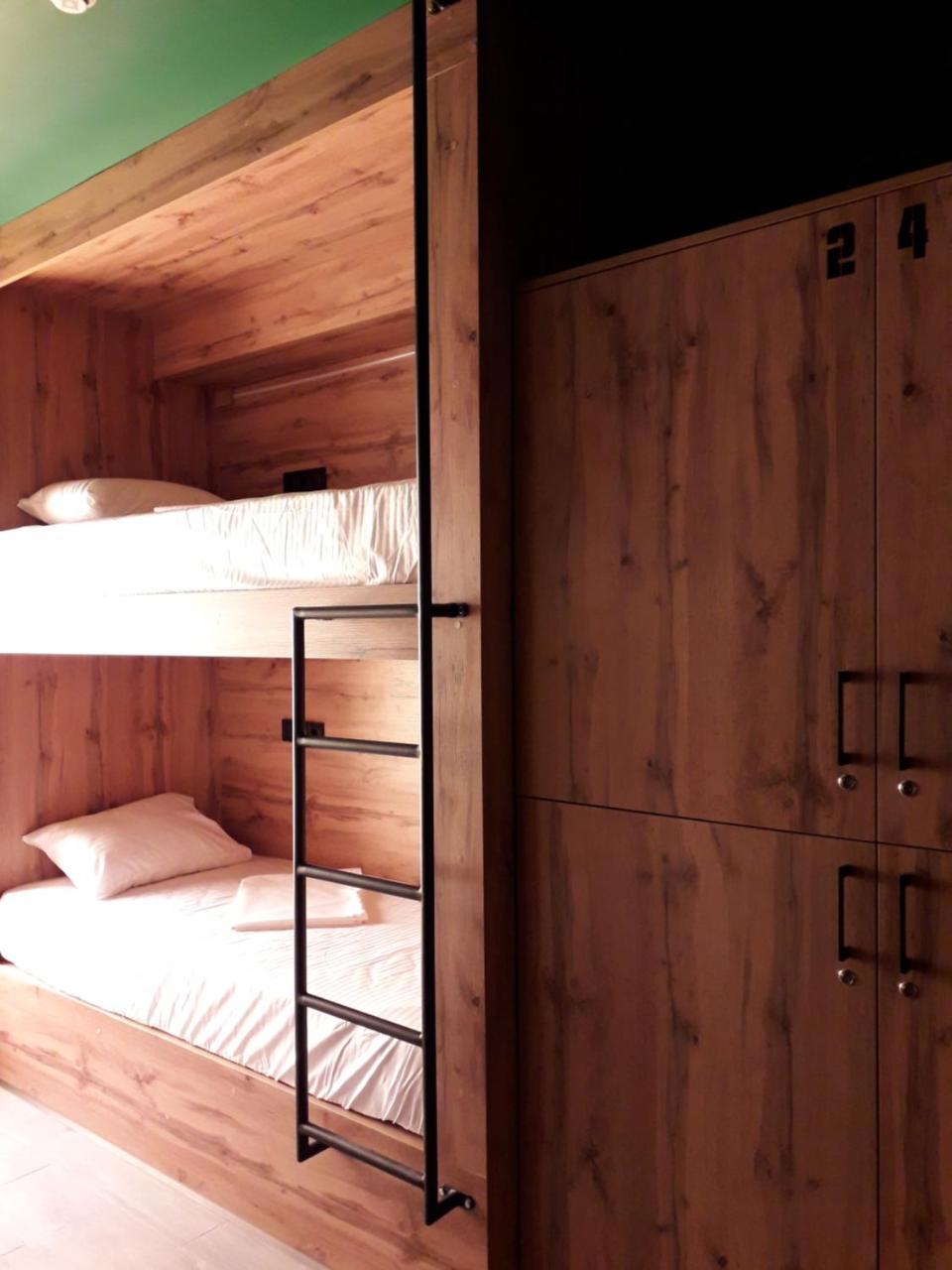 Full House Capsule Hostel Rivne Exterior foto Bunk beds in a hostel