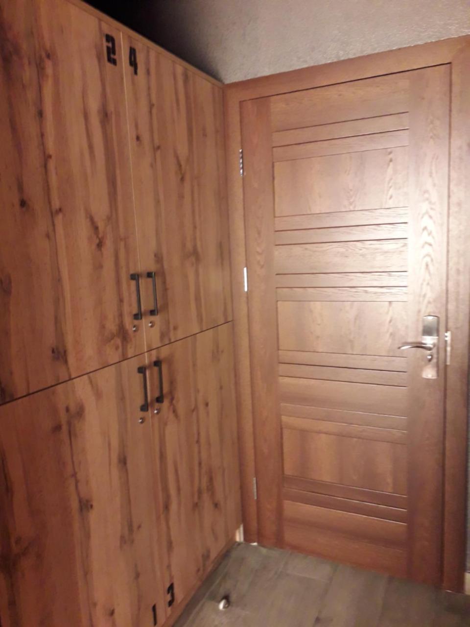 Full House Capsule Hostel Rivne Exterior foto A door with a deadbolt lock