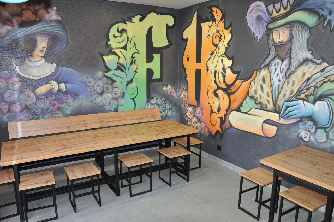Full House Capsule Hostel Rivne Exterior foto The interior of the restaurant