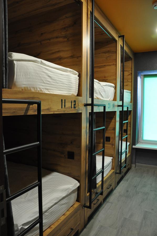 Full House Capsule Hostel Rivne Exterior foto A bunk bed