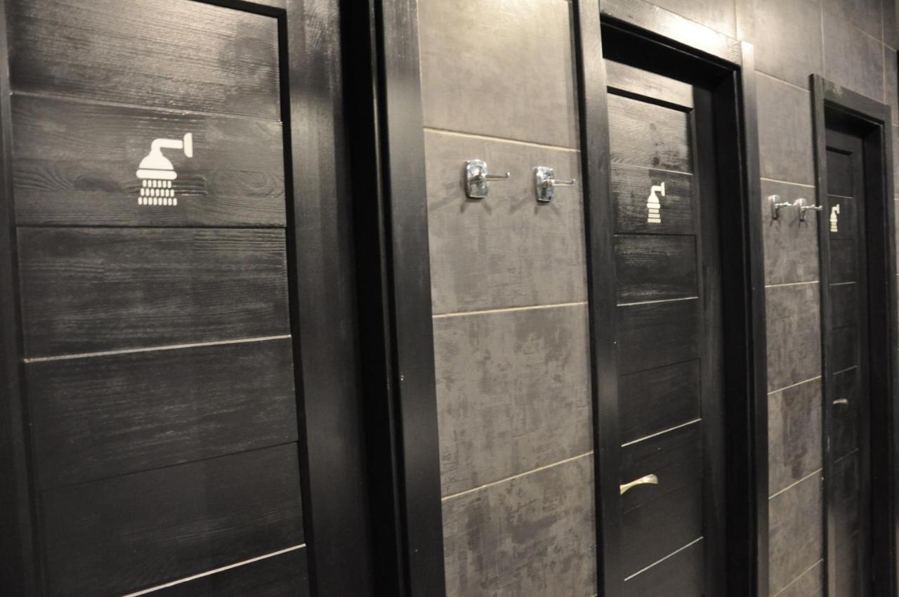 Full House Capsule Hostel Rivne Exterior foto A shower room in a gym