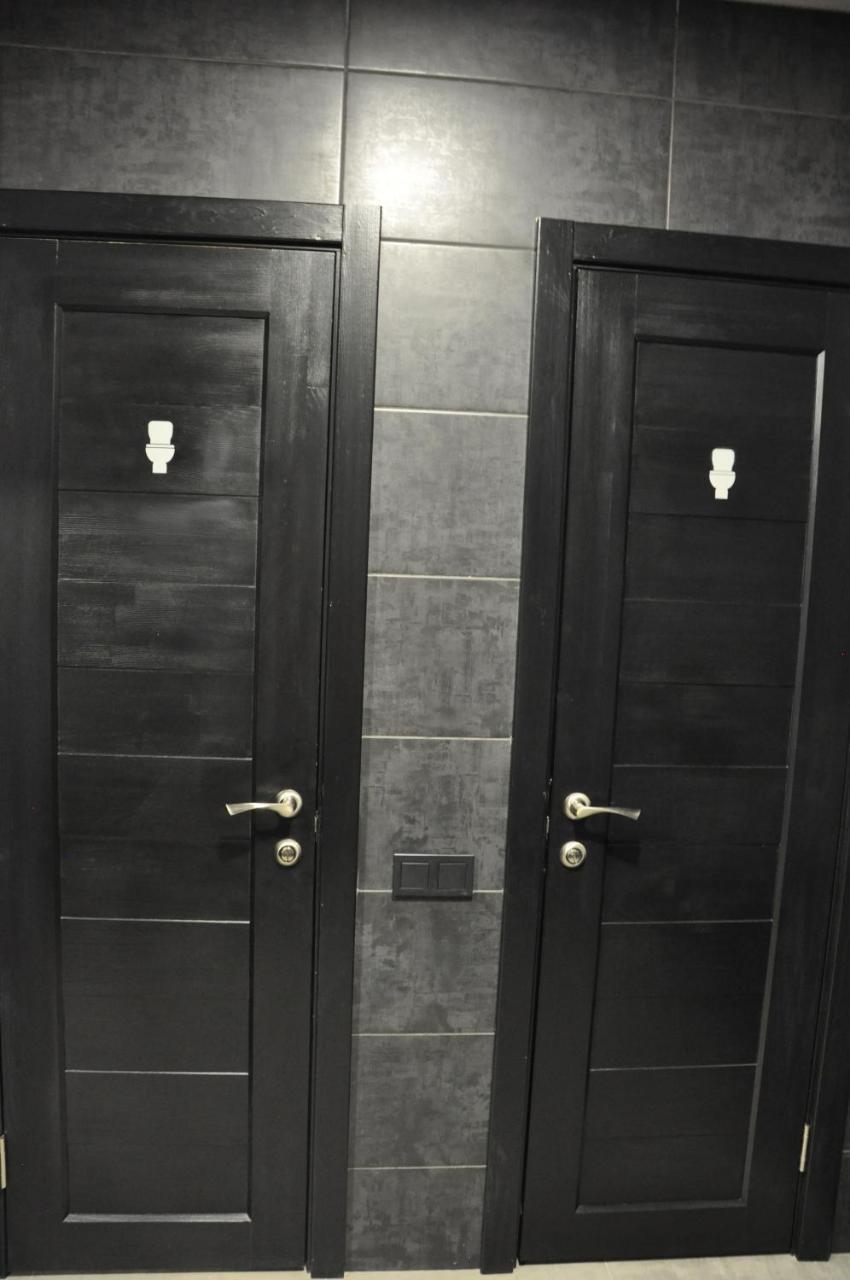 Full House Capsule Hostel Rivne Exterior foto The toilet doors of a train in the Netherlands