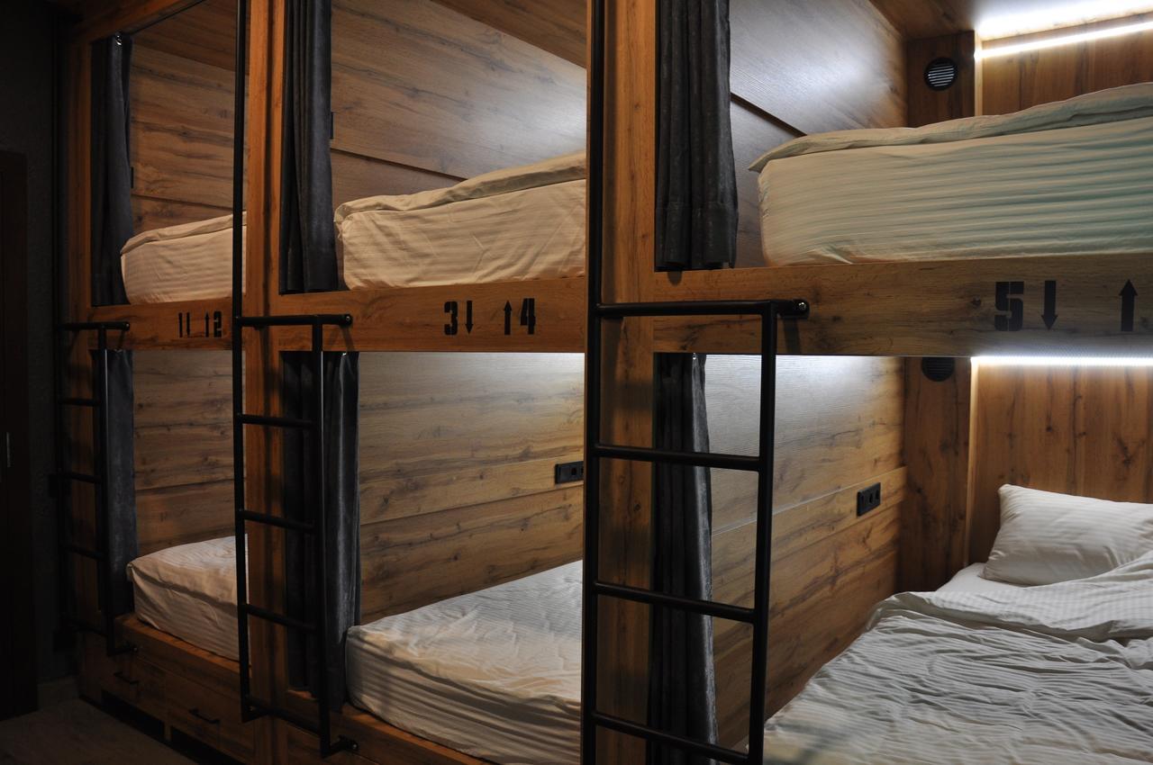 Full House Capsule Hostel Rivne Exterior foto Beds in a capsule hotel
