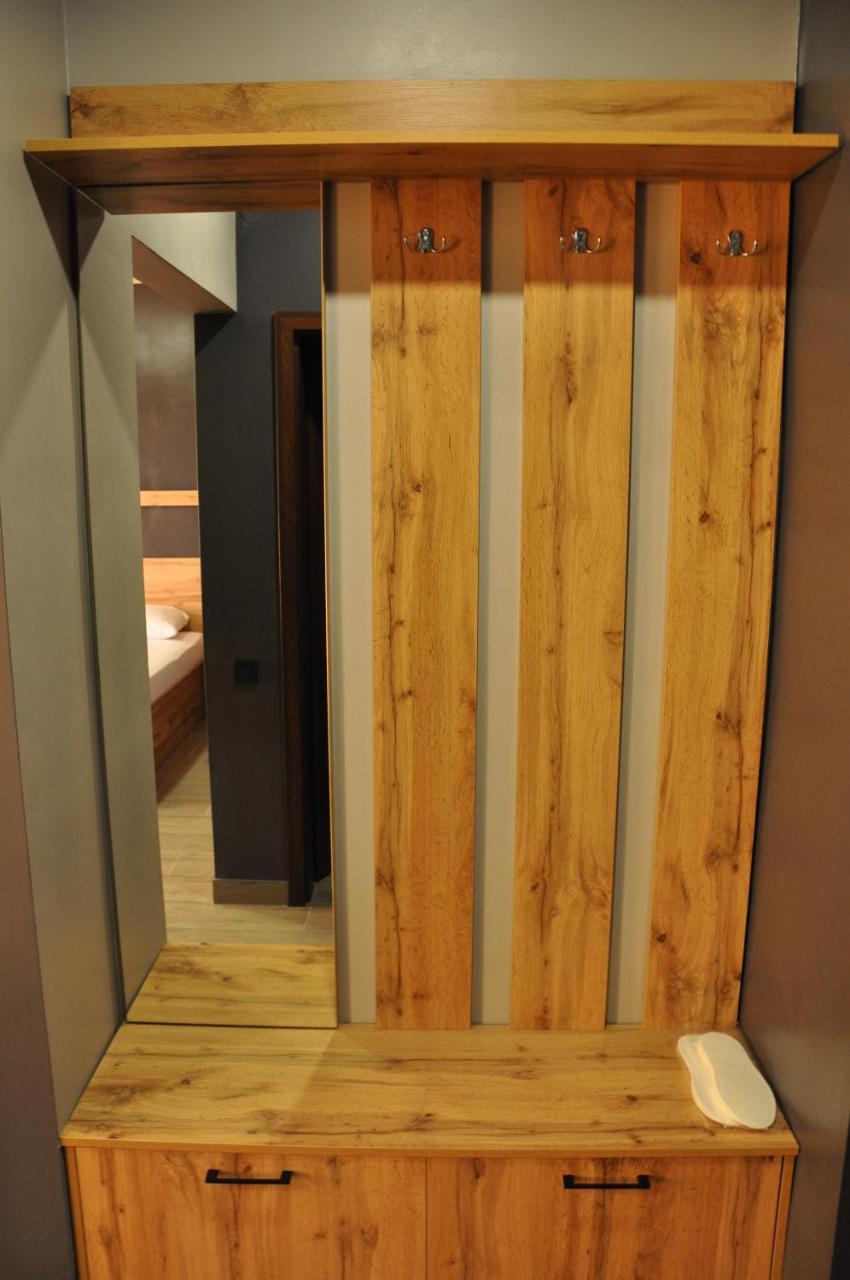 Full House Capsule Hostel Rivne Exterior foto A room divider