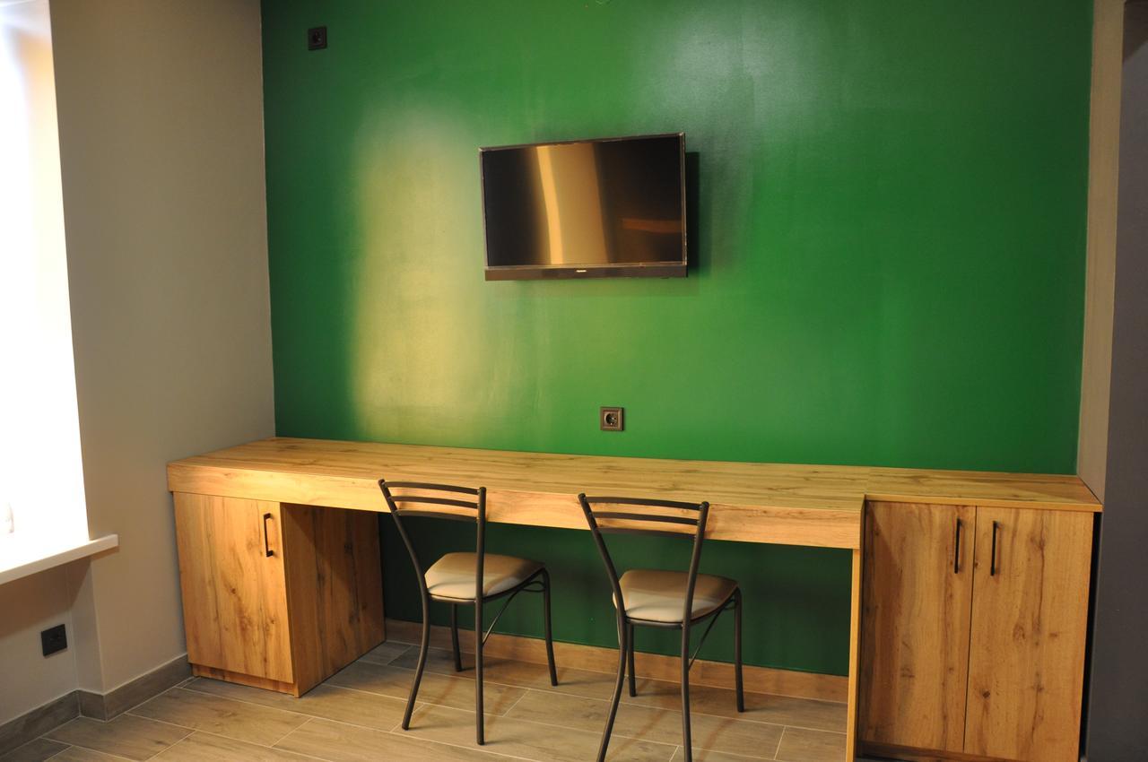 Full House Capsule Hostel Rivne Exterior foto The green room at the station