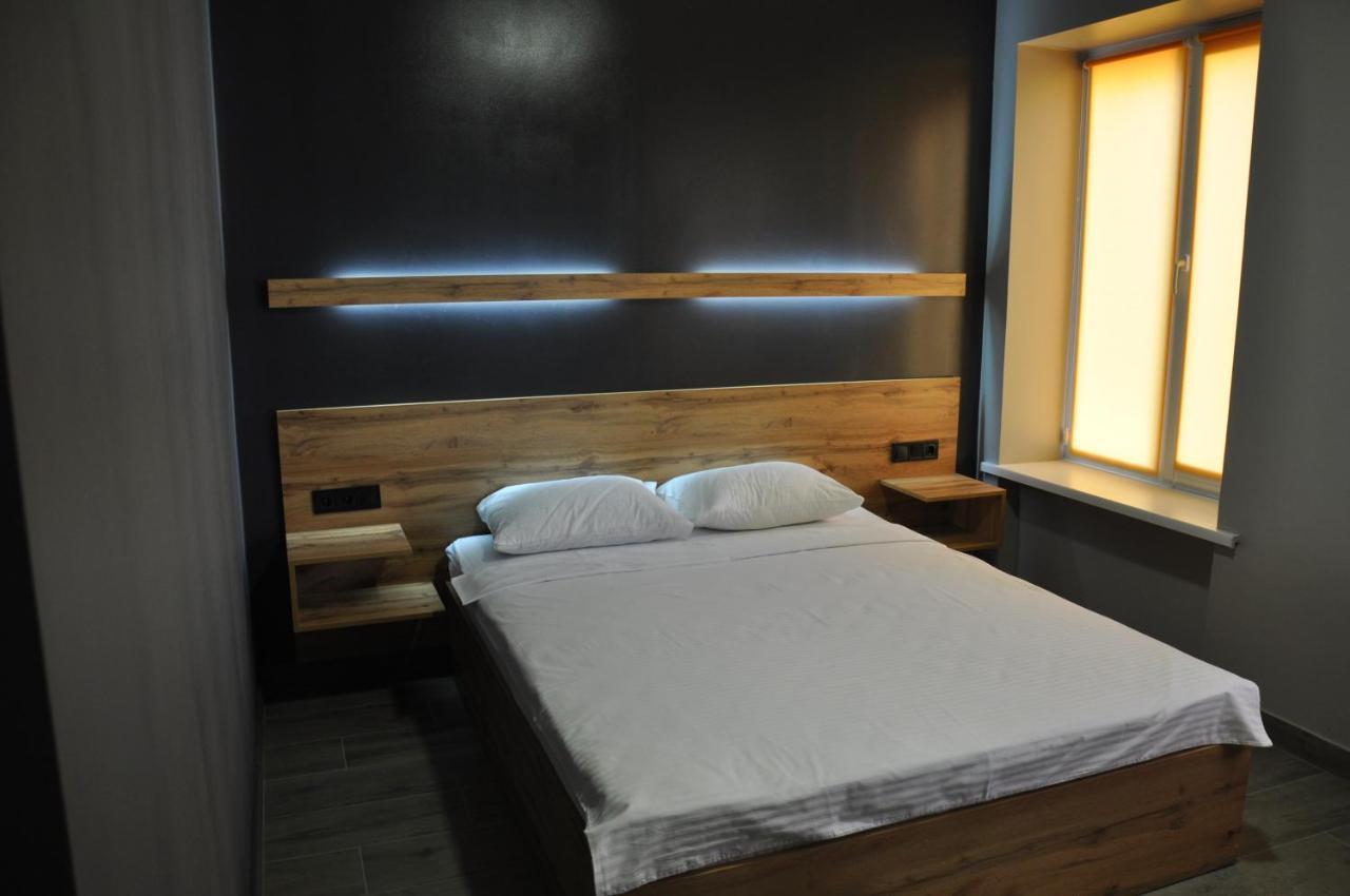 Full House Capsule Hostel Rivne Exterior foto A bedroom
