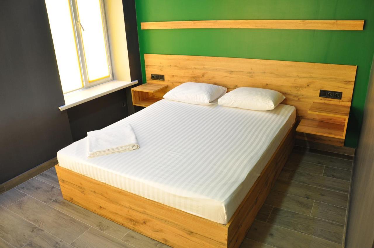 Full House Capsule Hostel Rivne Exterior foto A bed
