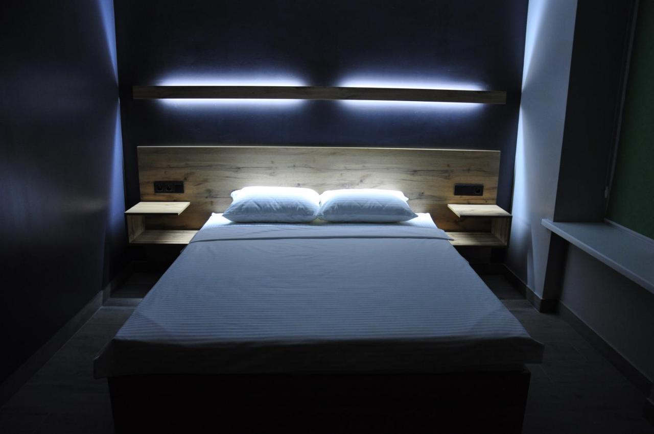 Full House Capsule Hostel Rivne Exterior foto A bedroom