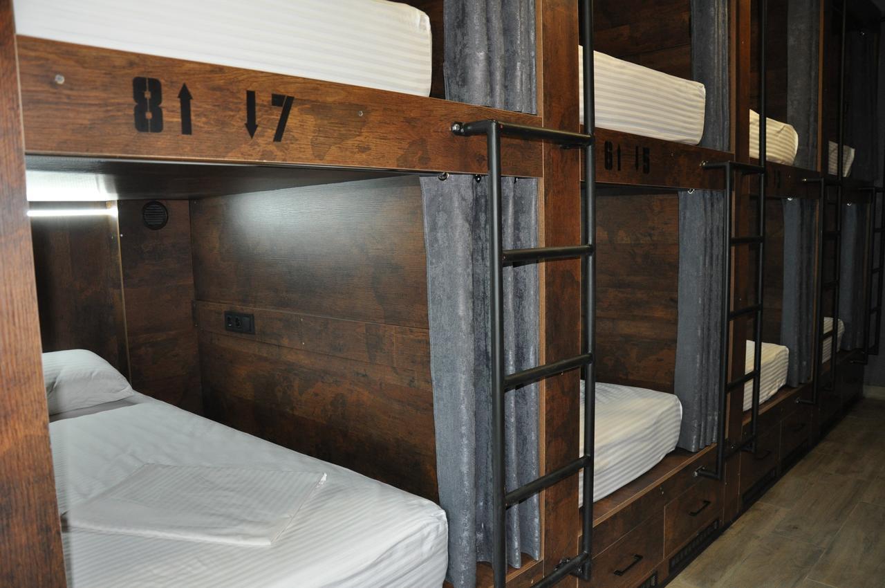 Full House Capsule Hostel Rivne Exterior foto Bunk beds in a hostel