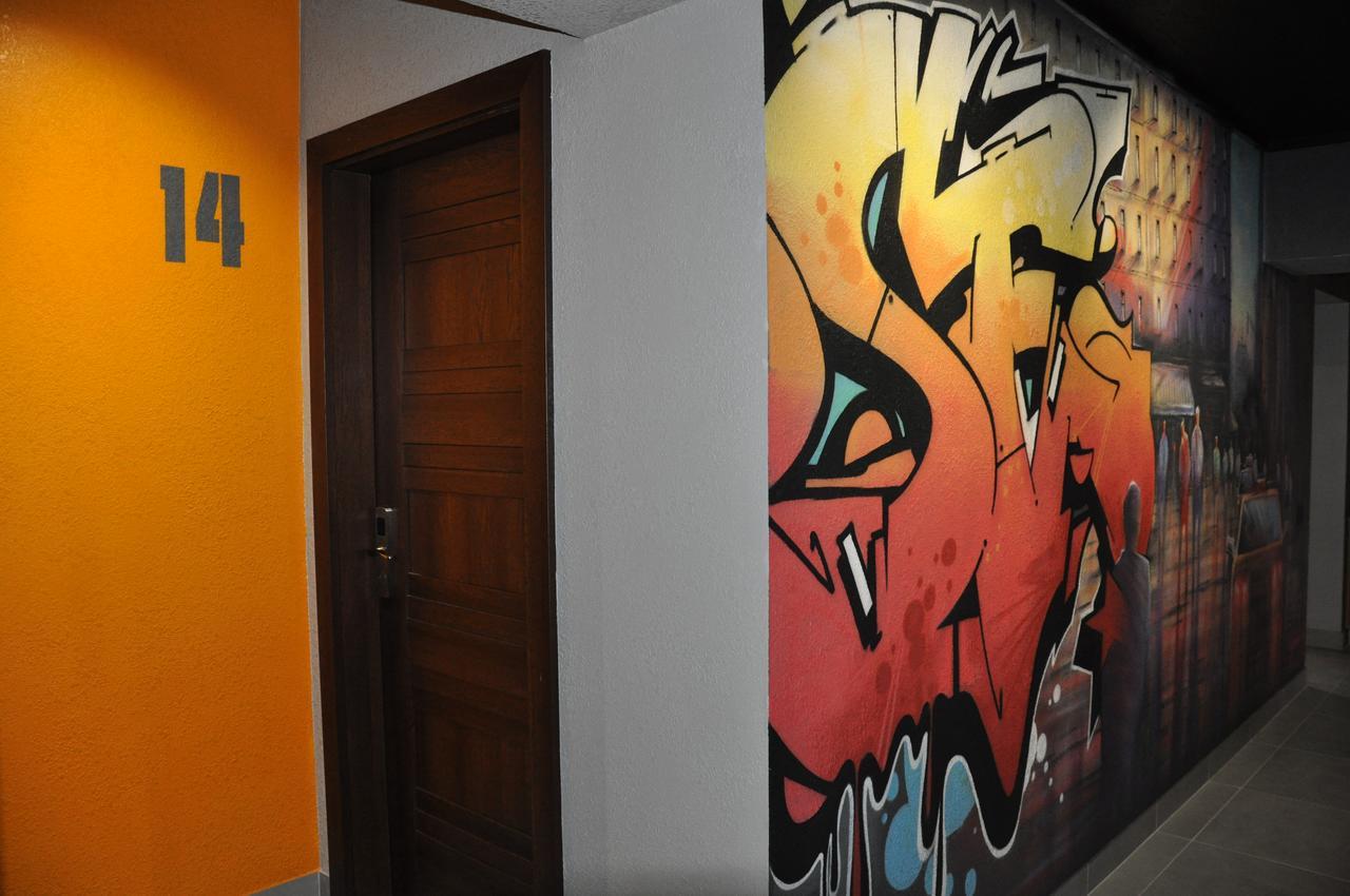 Full House Capsule Hostel Rivne Exterior foto A graffiti-covered wall in a hotel in Warsaw, Poland