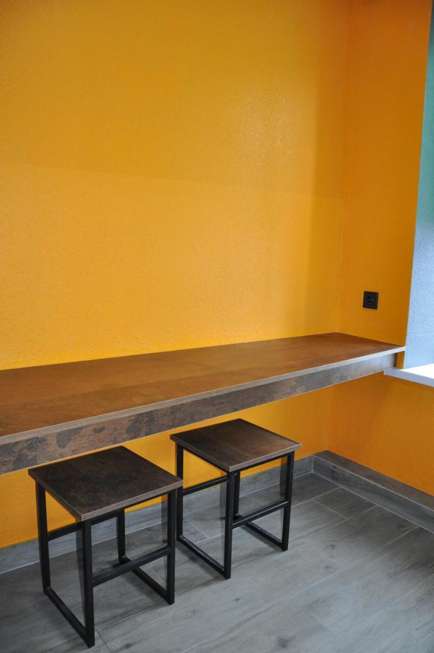 Full House Capsule Hostel Rivne Exterior foto A concrete countertop
