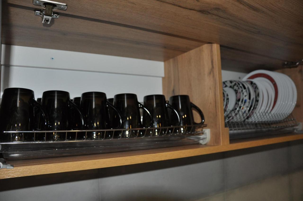 Full House Capsule Hostel Rivne Exterior foto A typical kitchen cabinet