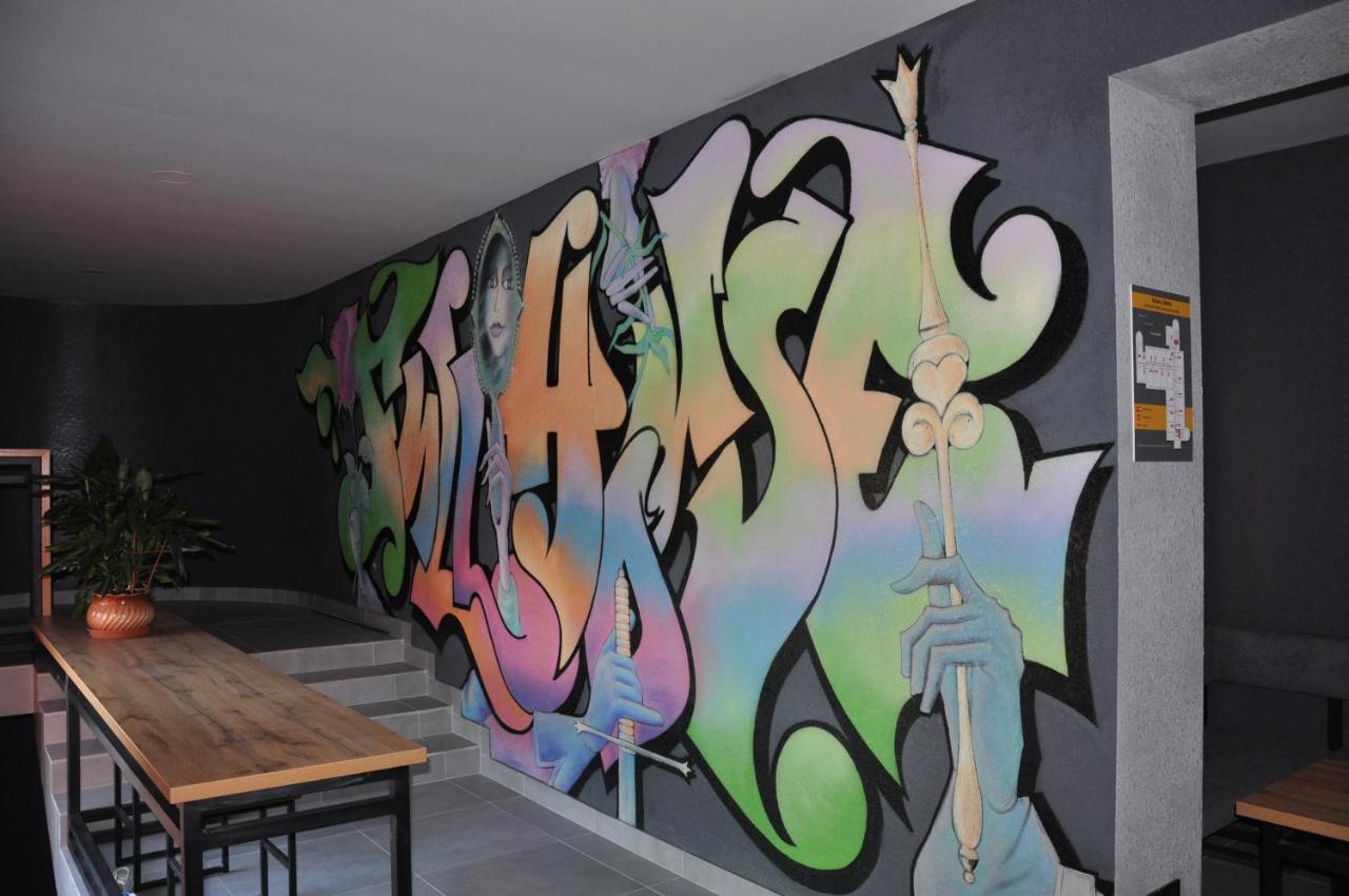 Full House Capsule Hostel Rivne Exterior foto A piece by Aroe