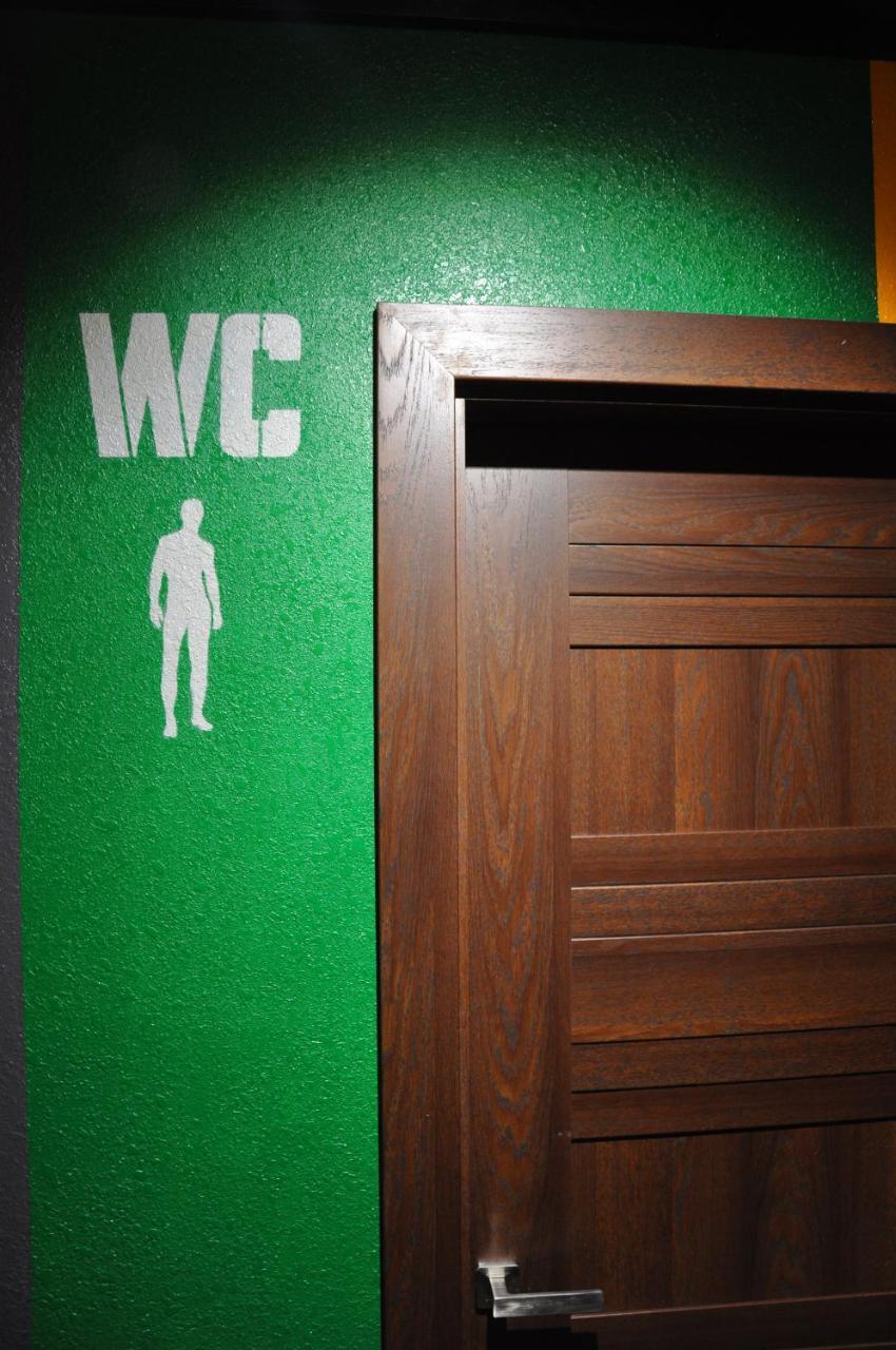Full House Capsule Hostel Rivne Exterior foto A sign for a men's toilet