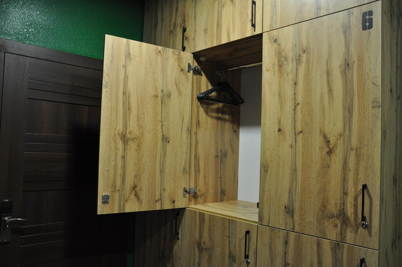 Full House Capsule Hostel Rivne Exterior foto A wooden locker