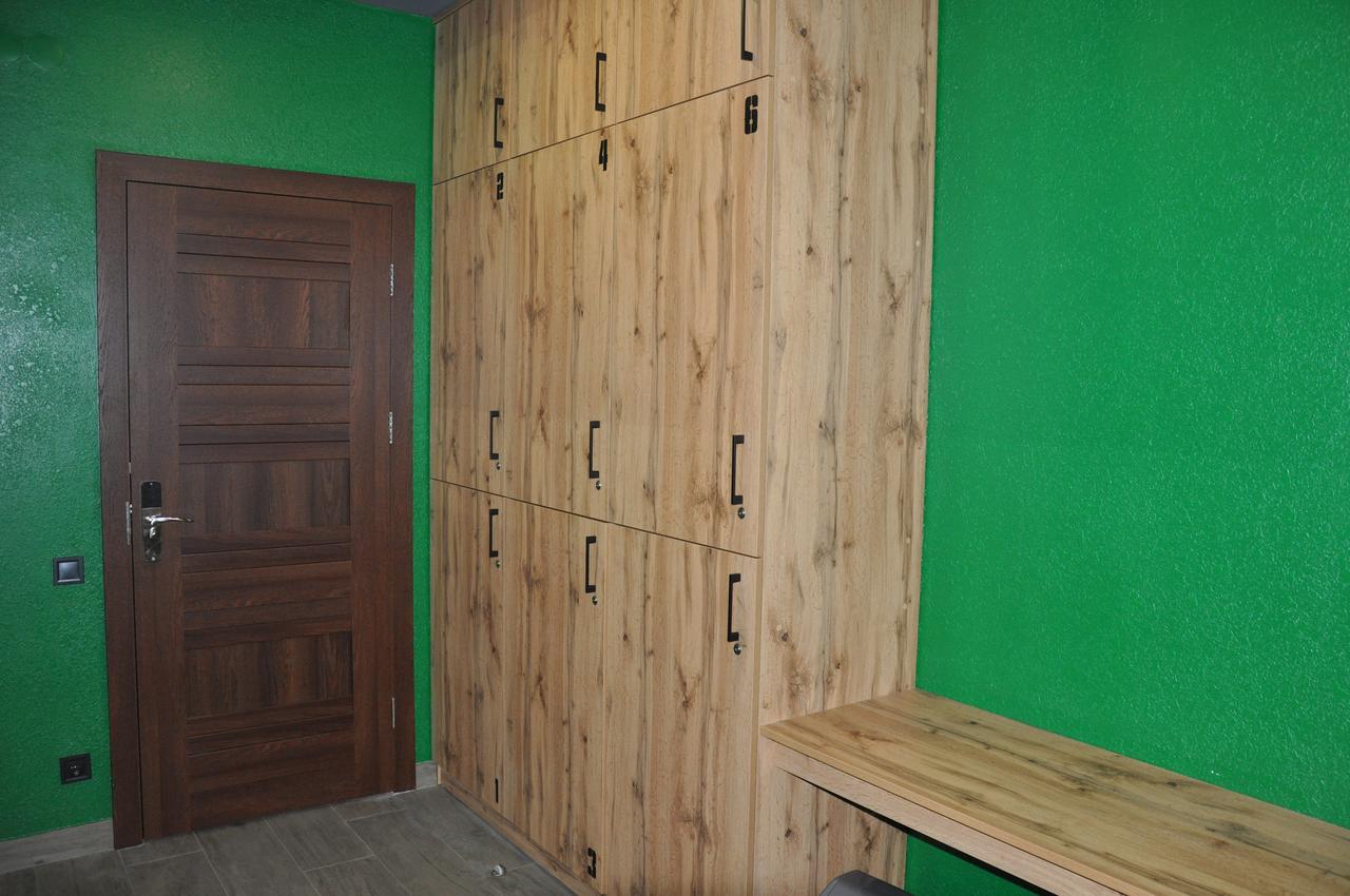 Full House Capsule Hostel Rivne Exterior foto A locker room