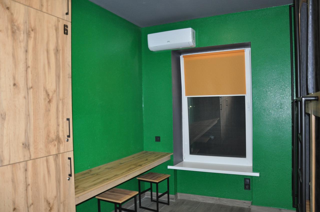 Full House Capsule Hostel Rivne Exterior foto A window with a window screen