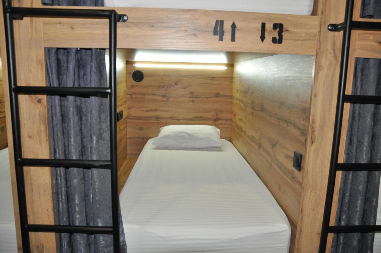 Full House Capsule Hostel Rivne Exterior foto A capsule bed