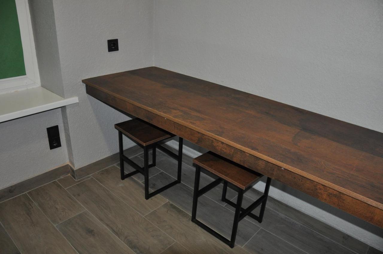 Full House Capsule Hostel Rivne Exterior foto A bar table