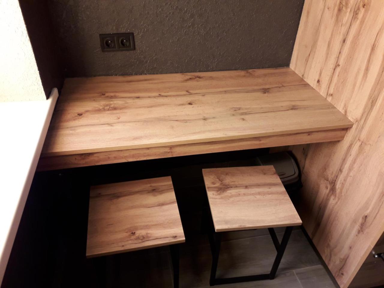 Full House Capsule Hostel Rivne Exterior foto A table made of wood