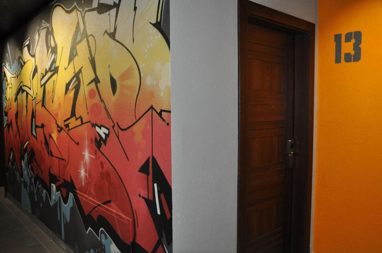 Full House Capsule Hostel Rivne Exterior foto A door in the hostel