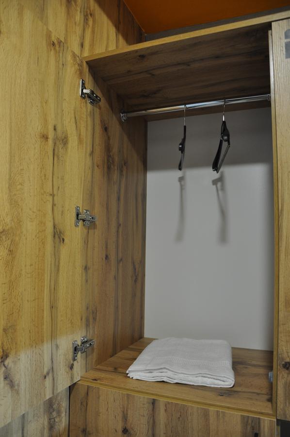 Full House Capsule Hostel Rivne Exterior foto A pair of compasses