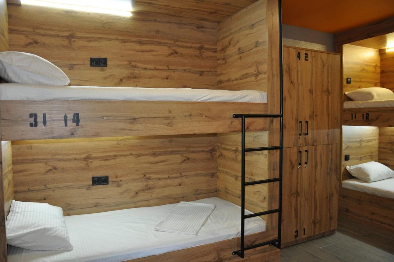 Full House Capsule Hostel Rivne Exterior foto A typical bunk bed