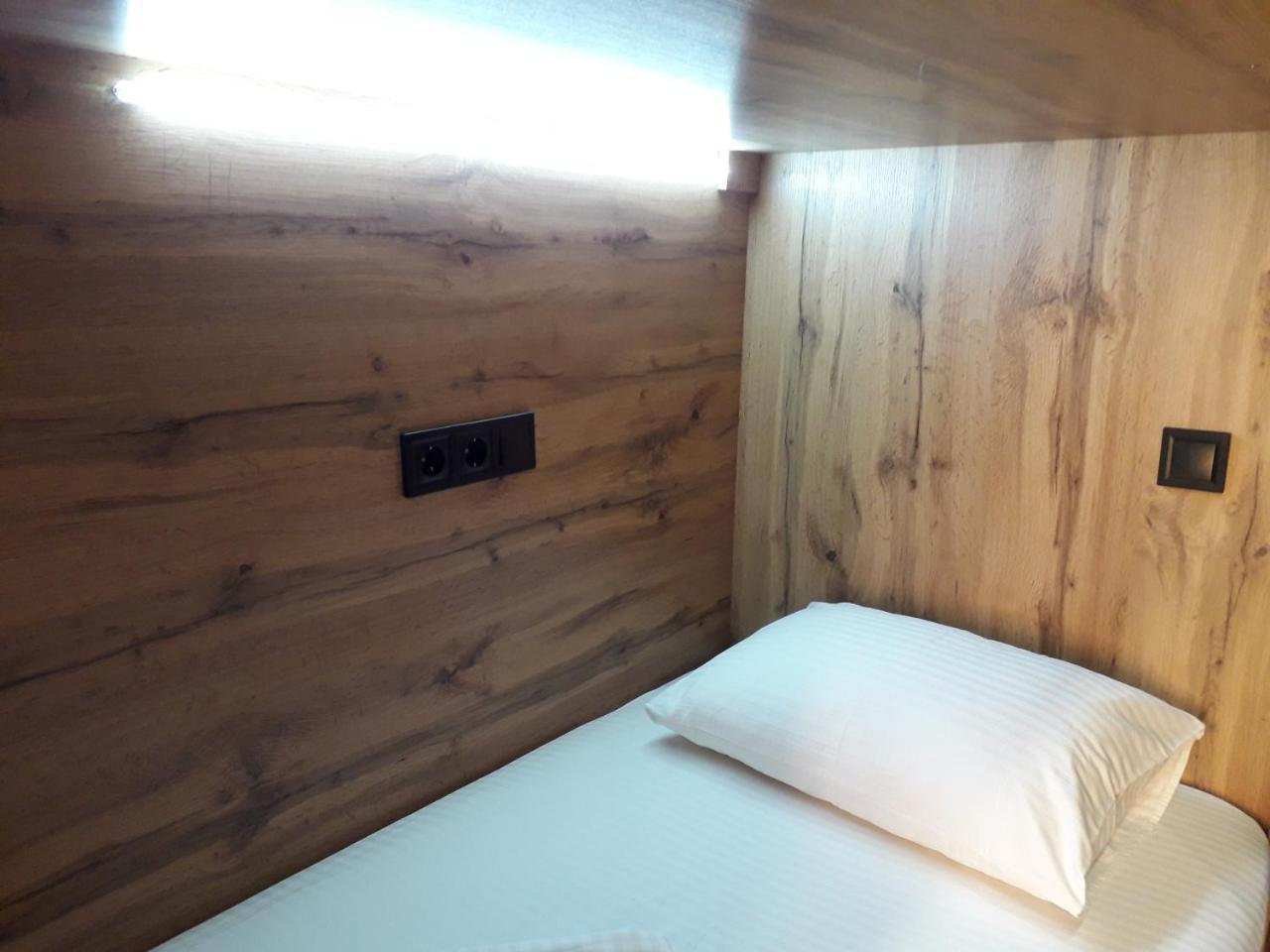 Full House Capsule Hostel Rivne Exterior foto A single bed in a capsule hotel