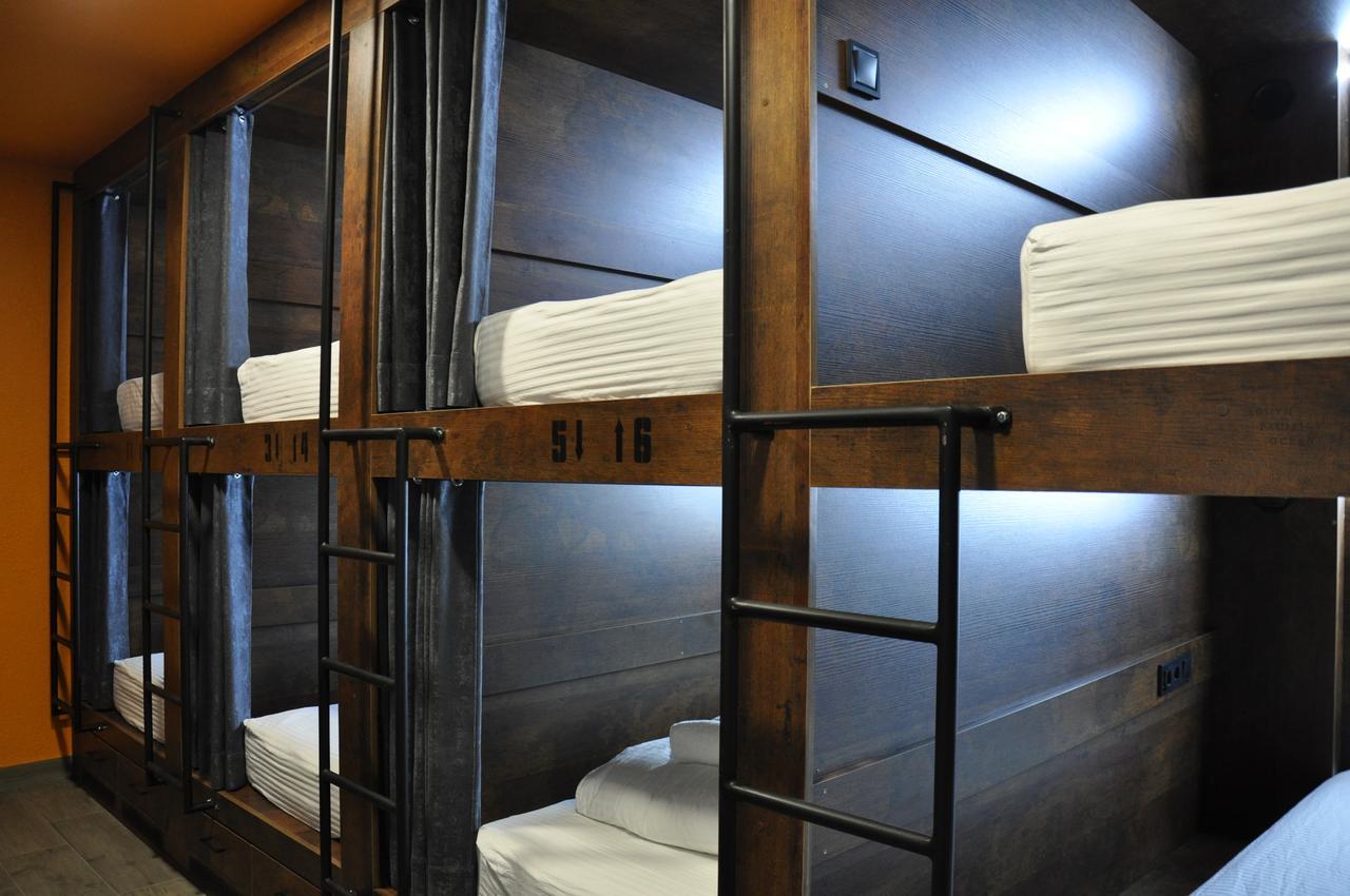 Full House Capsule Hostel Rivne Exterior foto A capsule hotel in Tokyo