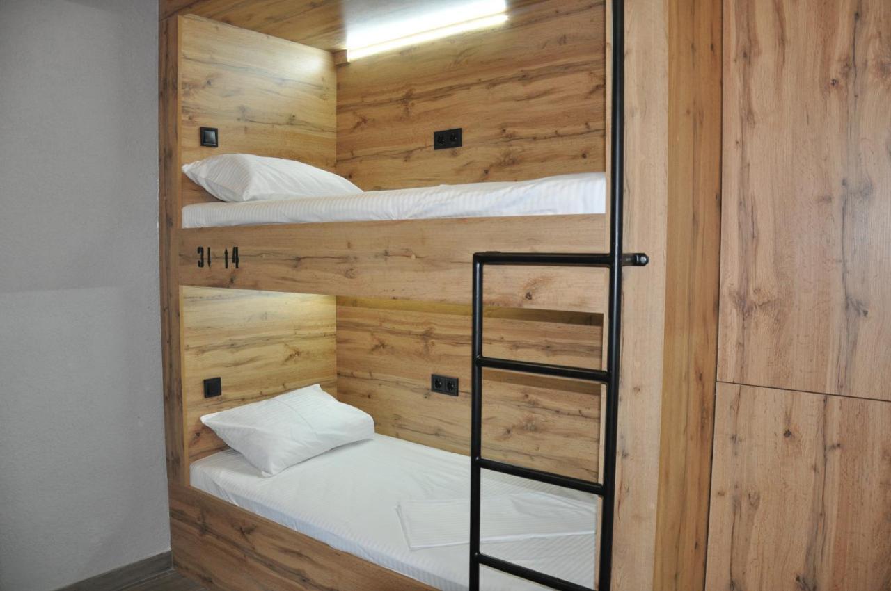Full House Capsule Hostel Rivne Exterior foto A bunk bed