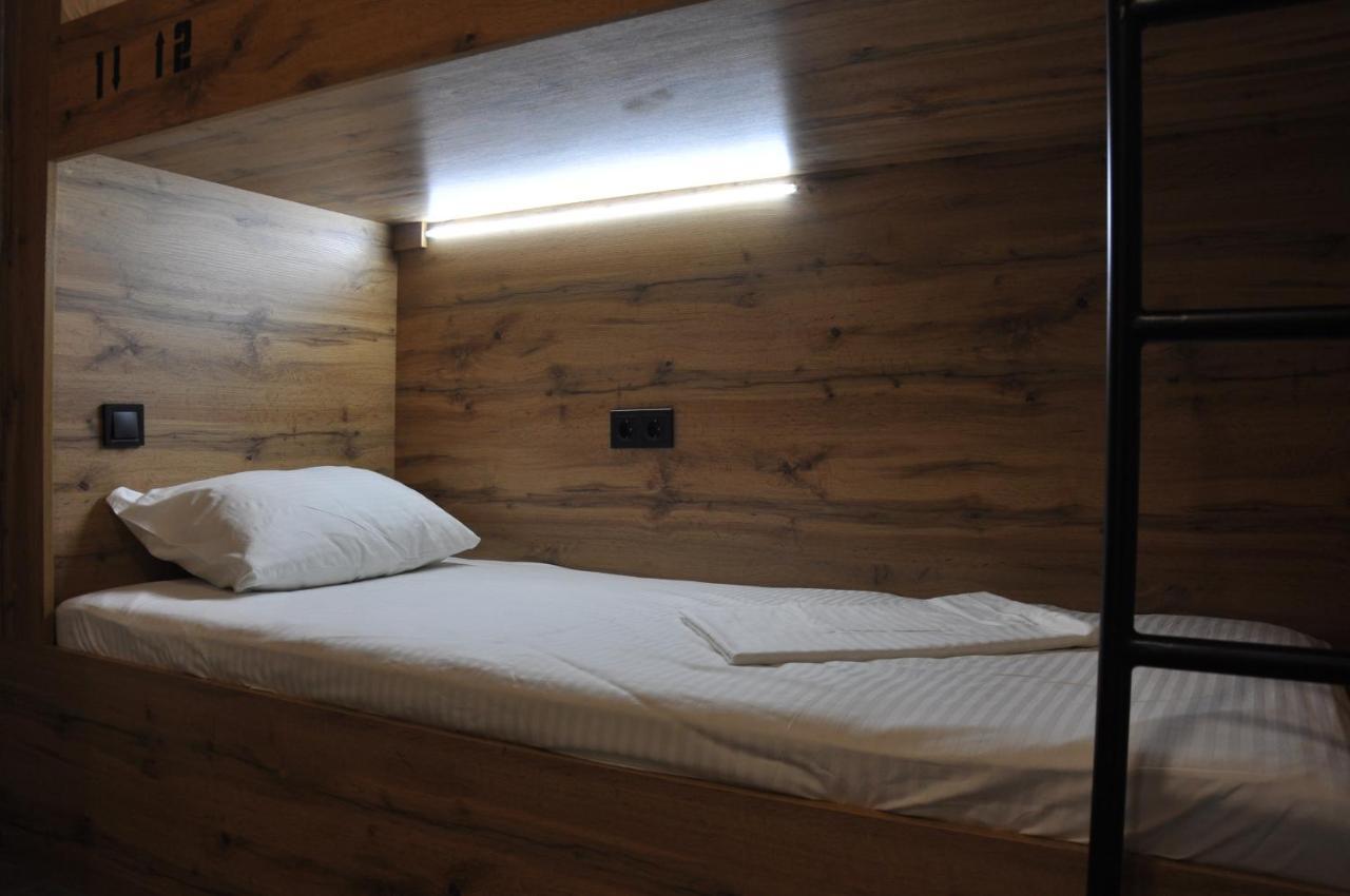 Full House Capsule Hostel Rivne Exterior foto A bed in a hostel