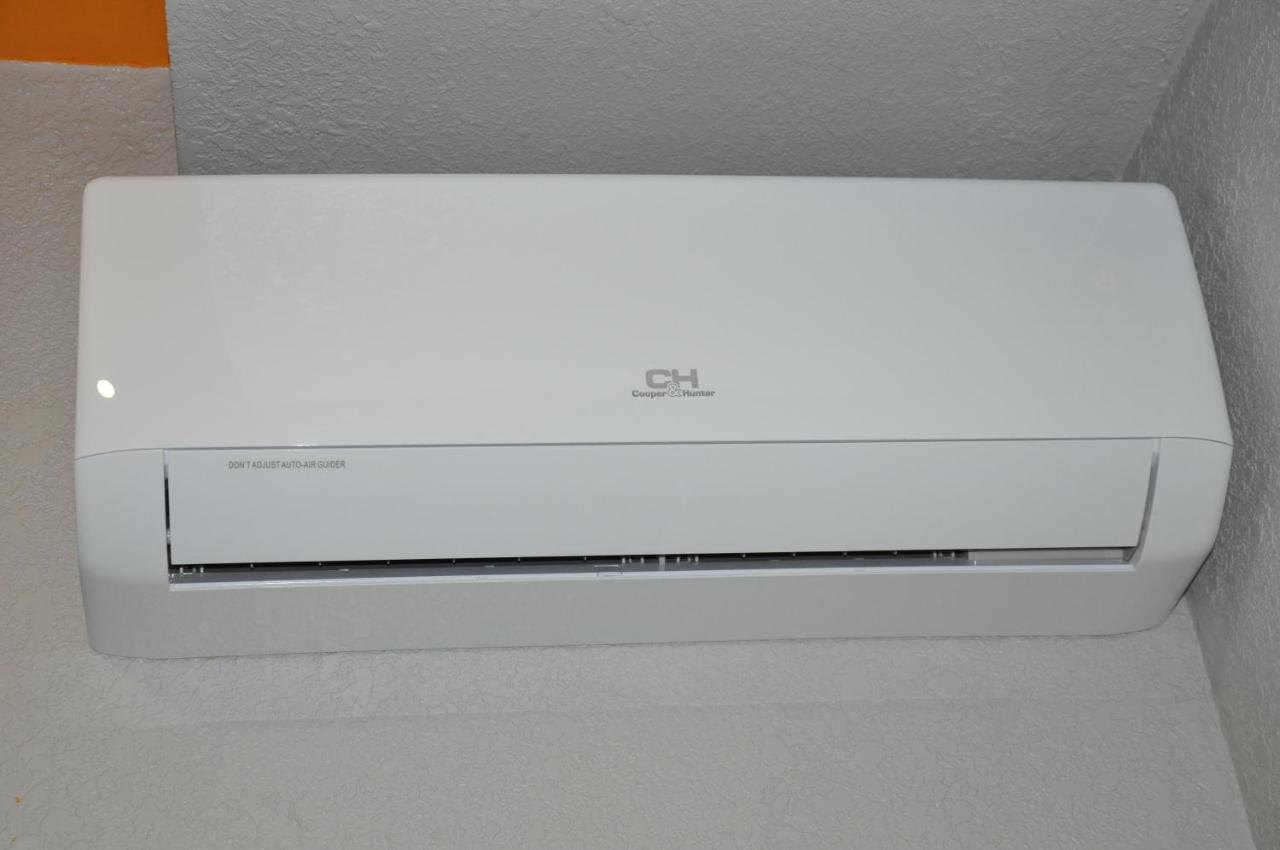 Full House Capsule Hostel Rivne Exterior foto A wall-mounted air conditioner