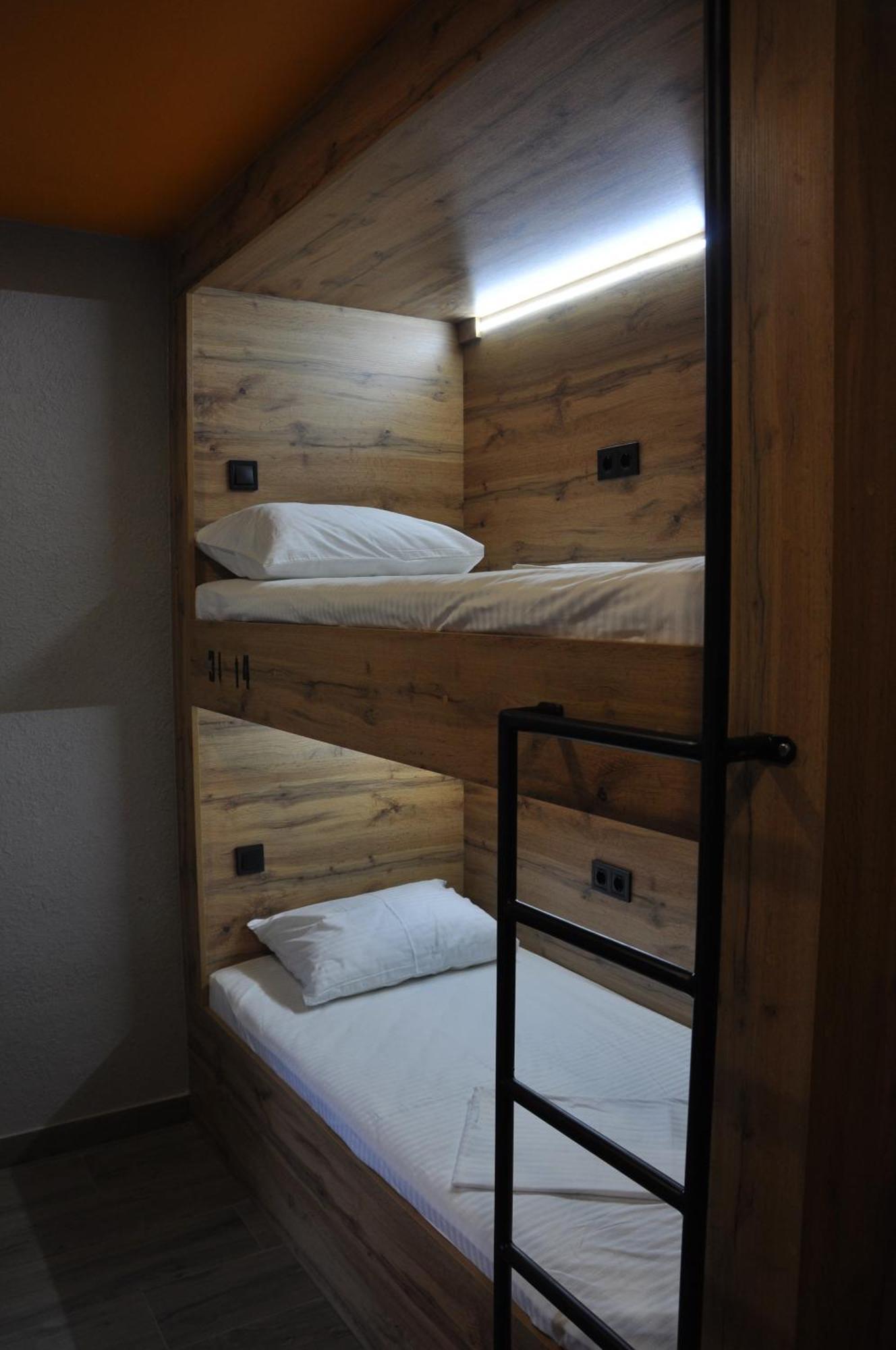 Full House Capsule Hostel Rivne Exterior foto Hostel beds