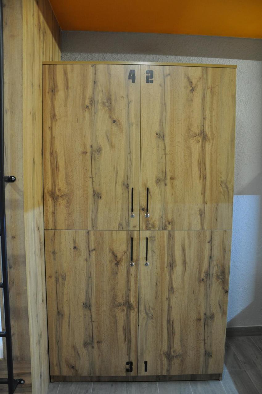 Full House Capsule Hostel Rivne Exterior foto A wooden armoire