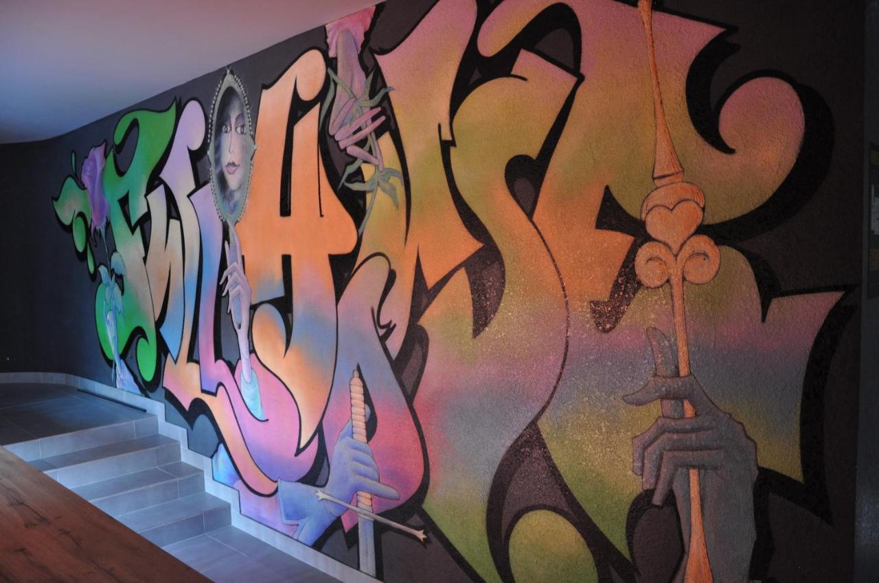 Full House Capsule Hostel Rivne Exterior foto A mural by the artist