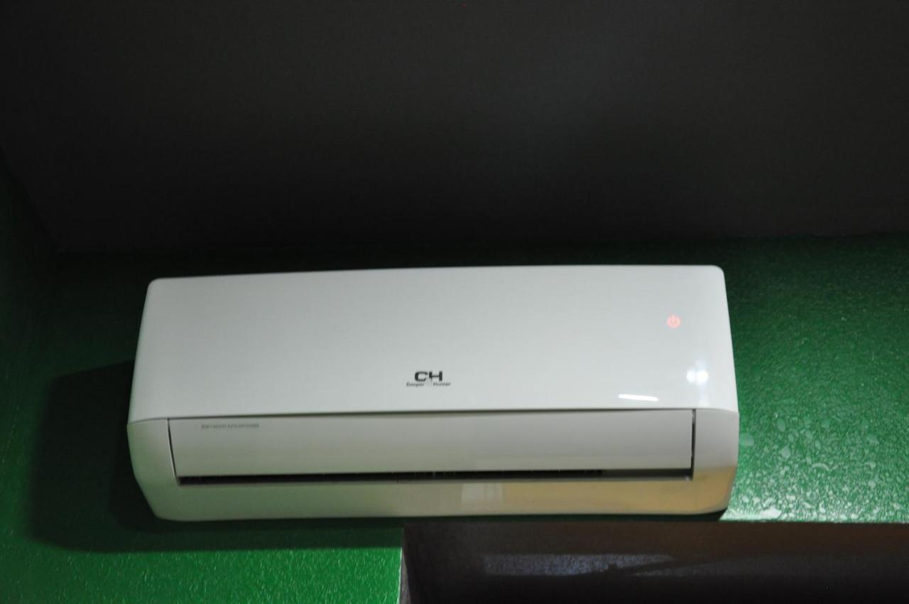 Full House Capsule Hostel Rivne Exterior foto A wall-mounted air conditioner