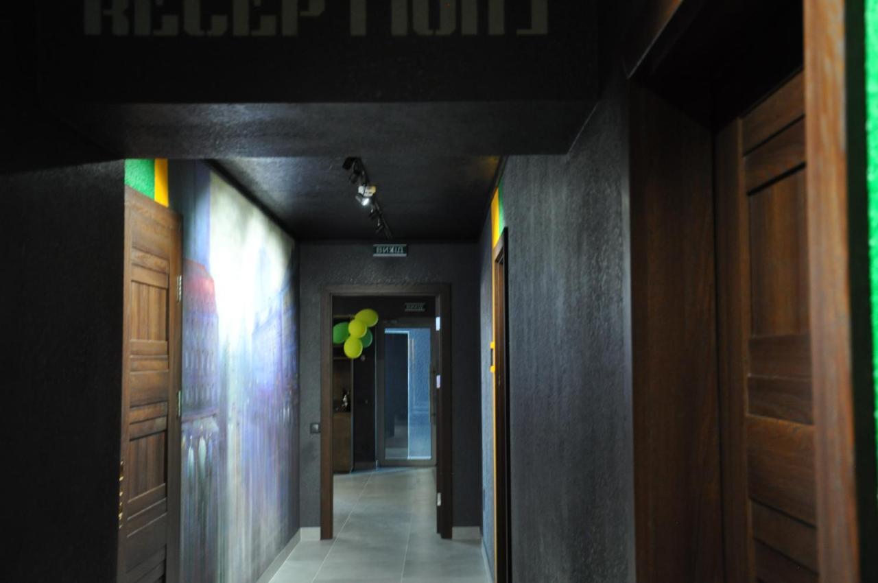 Full House Capsule Hostel Rivne Exterior foto A corridor in a love hotel in Tokyo
