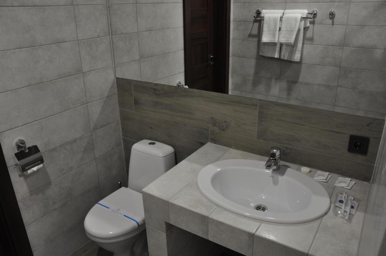 Full House Capsule Hostel Rivne Exterior foto Bathroom