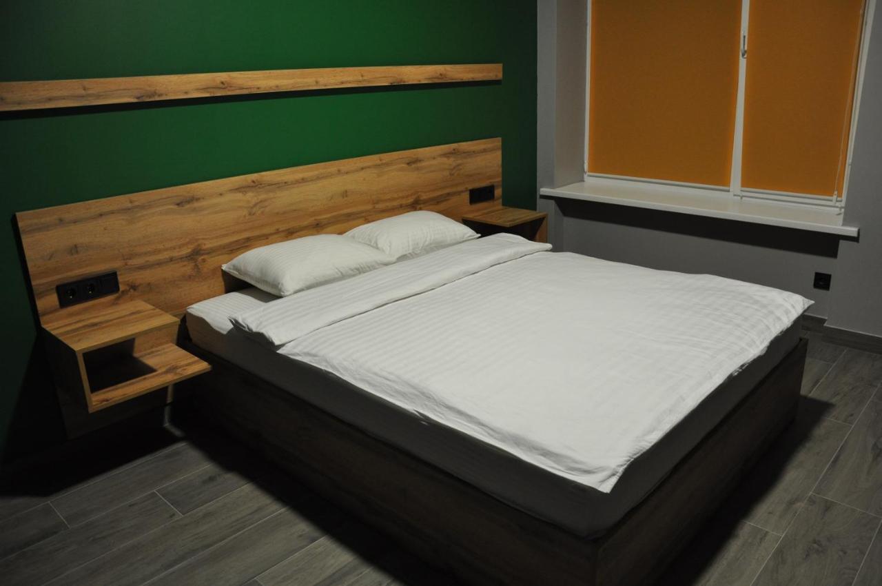 Full House Capsule Hostel Rivne Exterior foto A bed