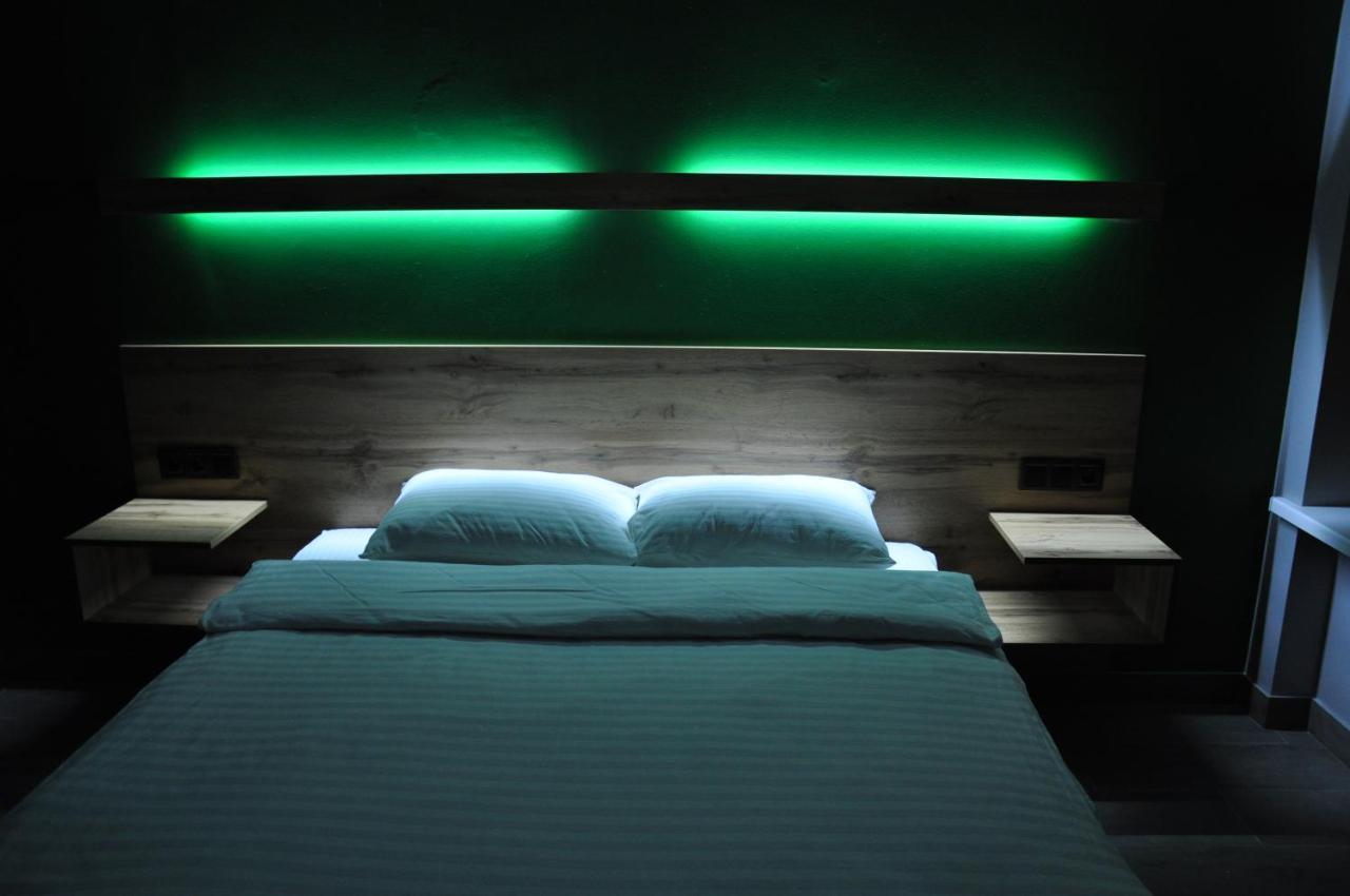 Full House Capsule Hostel Rivne Exterior foto A room at the hotel